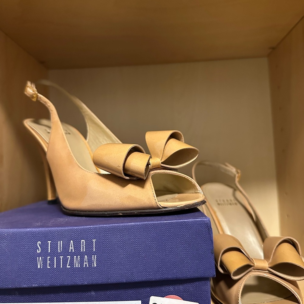 Stuart Weitzman Tan Heels with Bow Detail - Picture 2 of 9